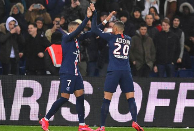  法甲赛季收官巴黎卫冕成功捧杯  