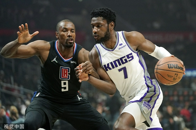  福克斯全能表现砍三双，国王客场击败开拓者止颓势  